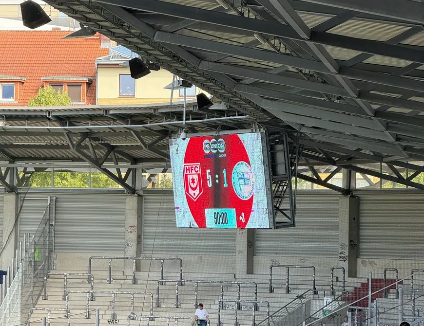 Hallescher FC stürmt mit 5:1-Kantersieg an die Spitze
