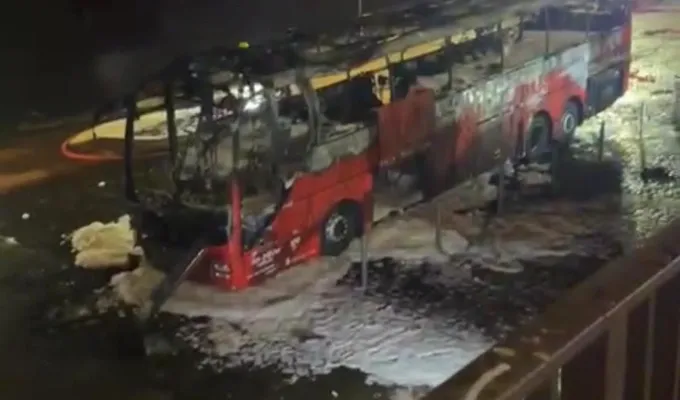 Feuer-Schock in Frankfurt: HFC-Bus brennt komplett aus!
