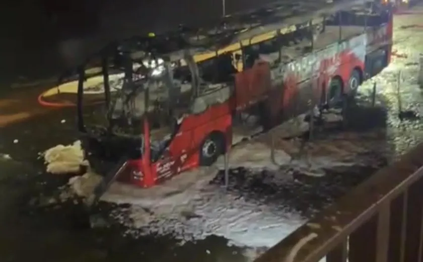 Feuer-Schock in Frankfurt: HFC-Bus brennt komplett aus!